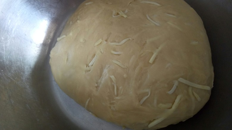 红薯奶香面包,揉好后放盆里常温发酵，盖上保鲜膜