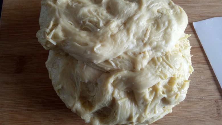 红薯奶香面包,一发好了的面团放案板上轻排气