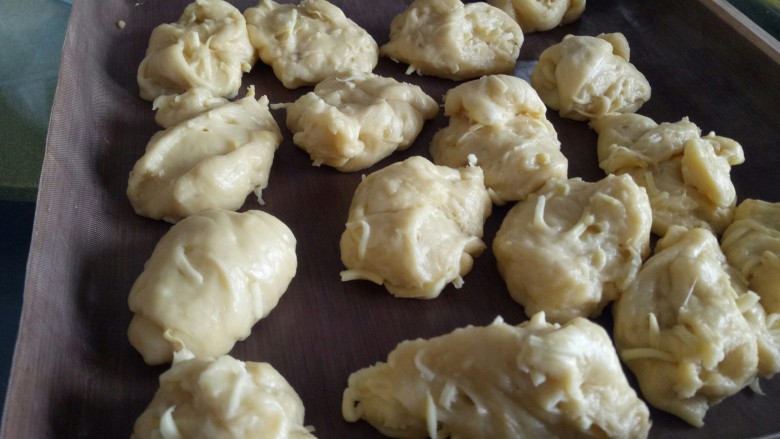 红薯奶香面包,分割面团，每个面团34克