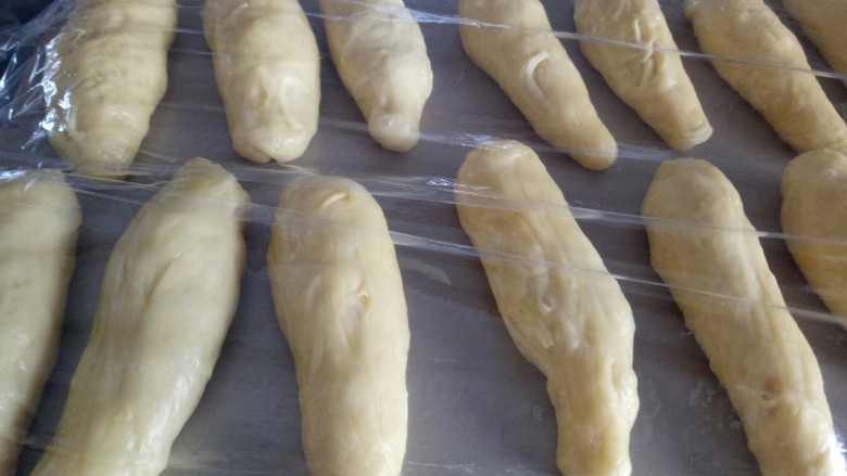 红薯奶香面包,醒好的揉成一头小，一头大的水滴状