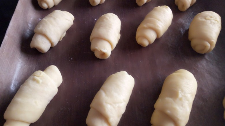 红薯奶香面包,顺势卷起来，放入金盘码好，接头处放下面压着