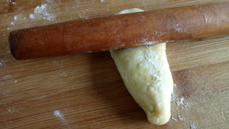 红薯奶香面包,大头朝上，擀面杖在面团三分之一处忘上擀