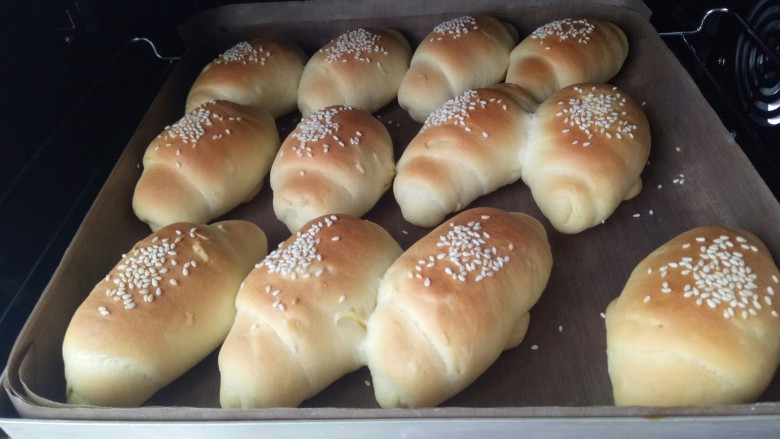 红薯奶香面包,成品，三个鸡蛋的面包没有想象中会爆开