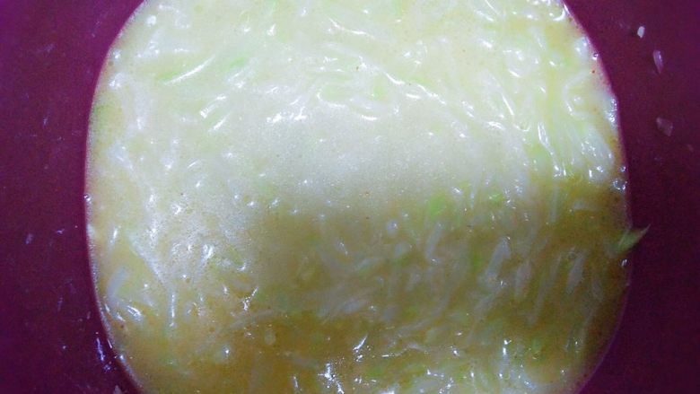 葫芦丝鸡蛋饼,葫芦丝炒熟后先放入盆里冷却十分钟,然后放入冷水。
