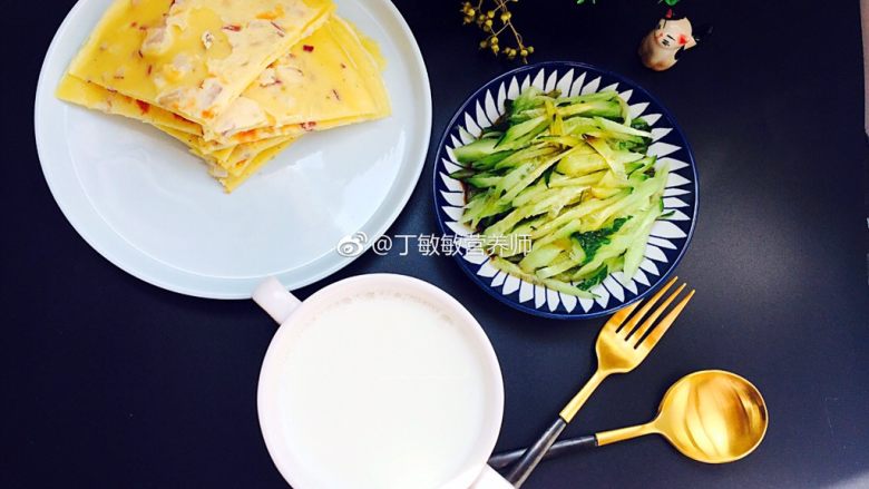 金黄减肥饼,搭配牛奶,毕竟<a style='color:red;display:inline-block;' href='/shicai/ 519'>面粉</a>里的牛奶少,带来点黄瓜丝。