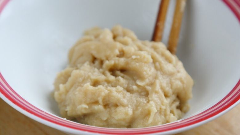 糖酥饼,5.和油酥:将面粉100克和油50克搅拌均即可。