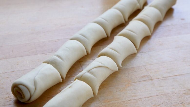 糖酥饼,9.卷起,并分割成若干等份。