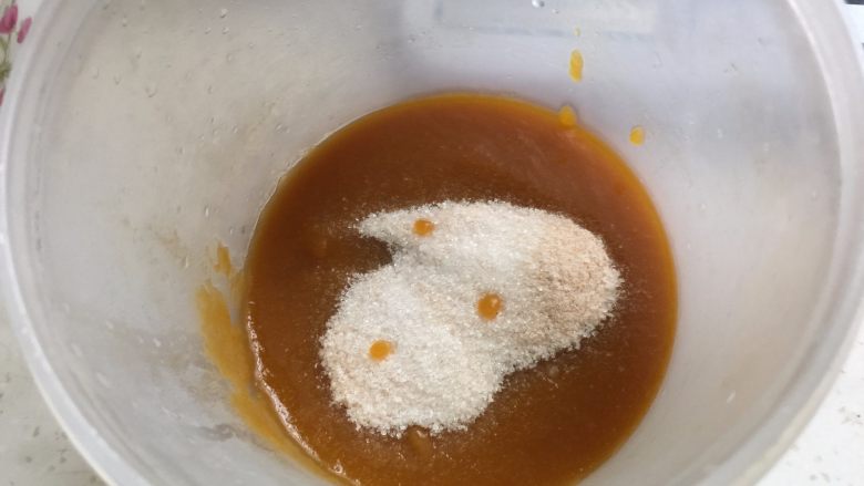 杏子软糖,加入砂糖和苹果胶搅拌均匀后,再次放入微波炉加热2分钟(每1分钟拿出搅拌一下)