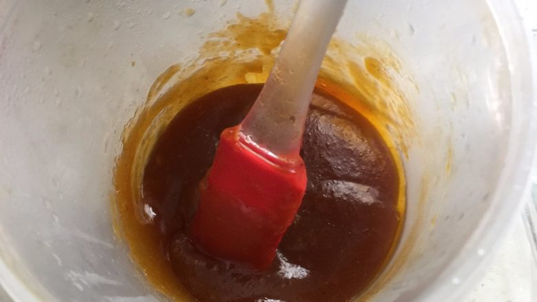 杏子软糖,接着就是用微波炉加热至106度,我是分了N次,每次叮30秒-1分钟拿出来搅拌一下,直至加热至106度