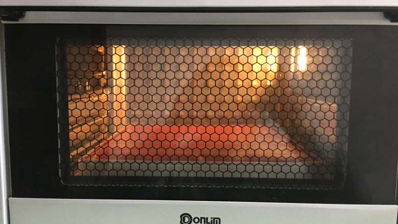 红丝绒旋风蛋糕卷,放入提前预热的烤箱中进行烘烤,温度为上管150度,下度160度,时间为20分钟。