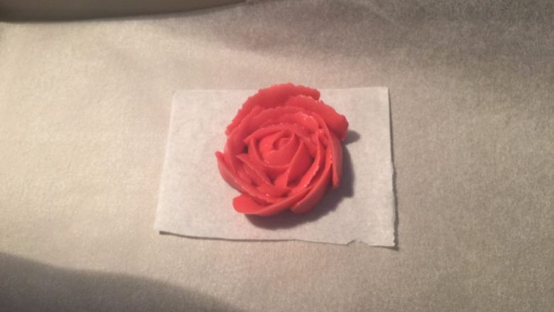 豆沙玫瑰曲奇,把红色面糊装入裱花袋,用的104花嘴裱好玫瑰花