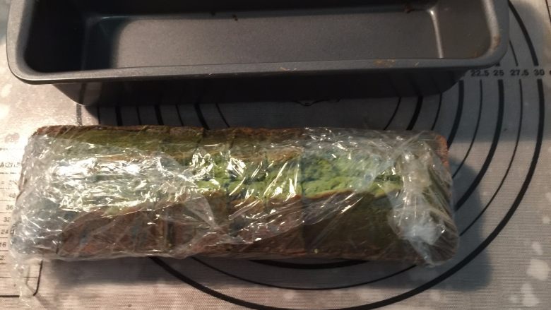 抹茶磅蛋糕,冷却后用保鲜膜包好放入冰箱冷藏过夜,味道更好