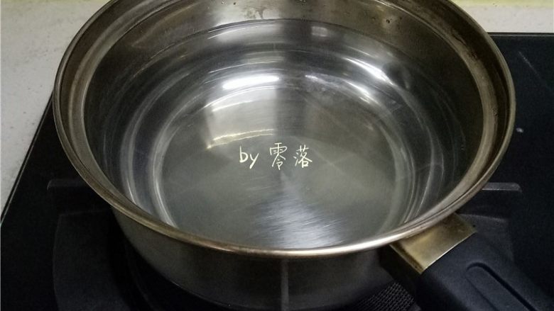 白菜酱油面,奶锅倒入适量清水,烧开;