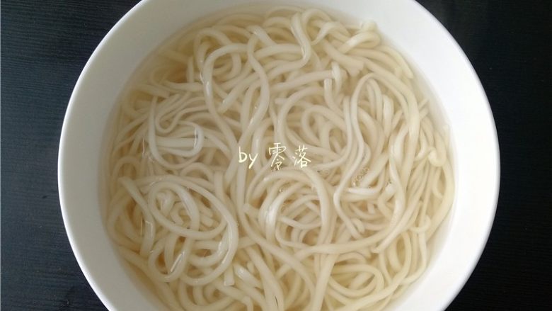 白菜酱油面,煮好的面条捞出,浸泡在凉白开里;这样可防止面条粘连;