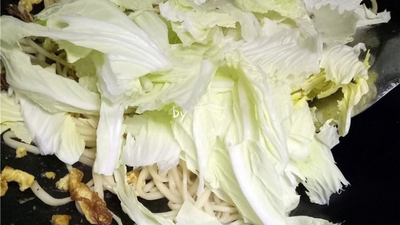 白菜酱油面,放入白菜翻炒;
