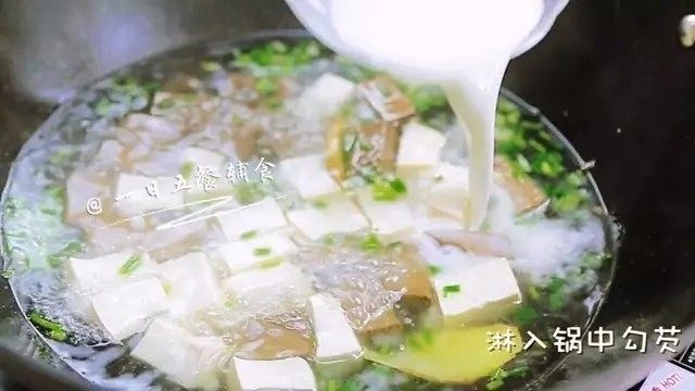鸭血豆腐汤,画圈淋入锅中,将汤勾芡成羹。