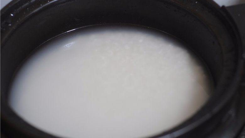 懒人餐,一锅出——腊肉排骨饭,大米淘洗干净,放入适量水,倒入电陶锅