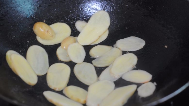 懒人餐,一锅出——腊肉排骨饭,油锅煎香土豆片