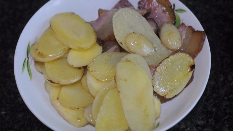懒人餐,一锅出——腊肉排骨饭,拌匀后盛出,和腊肉一起备用