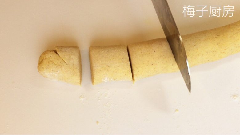 养生窝窝头,揉面,排气后切成段。