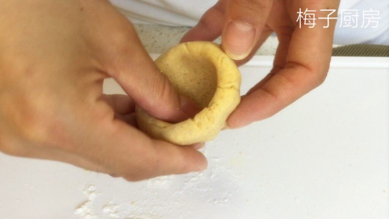养生窝窝头,用手揉成窝窝头的形状,醒10分钟后上锅蒸15分钟即可。