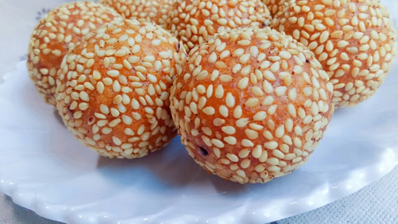 黄金南瓜球,控干油份后,装盘冷却至余温食用
(🙈想偷吃的宝宝小心烫嘴哦)