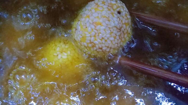 黄金南瓜球,起锅烧油,用筷子试油温,冒泡即可,油温约3-4成热,可以下南瓜球,注意轻放,小心溅油哦!