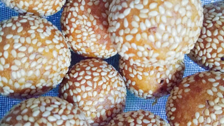 黄金南瓜球,炸至颜色金黄,捞出控干油份
也可用厨房用纸吸干油份,小心烫手