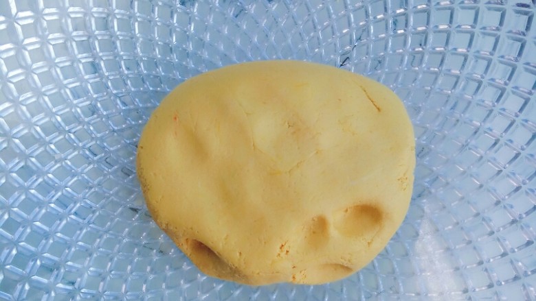 黄金南瓜球,揉成如图状态,干湿相对,可用手指按压,不粘手,不干裂即可!