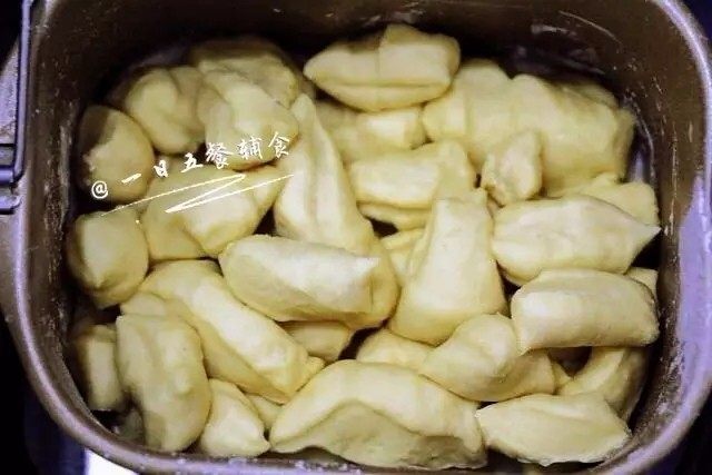 心形椰蓉面包,将发酵好的中种面团切成小块,然后和除黄油外主面团(这时主面团材料都在下面)的材料放在一起揉至光滑。
🌻小贴士:这时如果中种面团刚从冰箱拿出