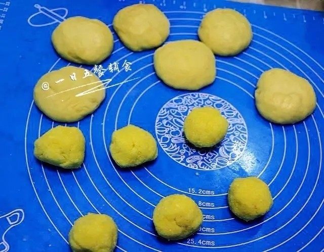 心形椰蓉面包,把发酵好的面团进行排气,然后平均分成6份,揉圆,盖保鲜膜松弛15分钟。椰蓉馅也分成6份。