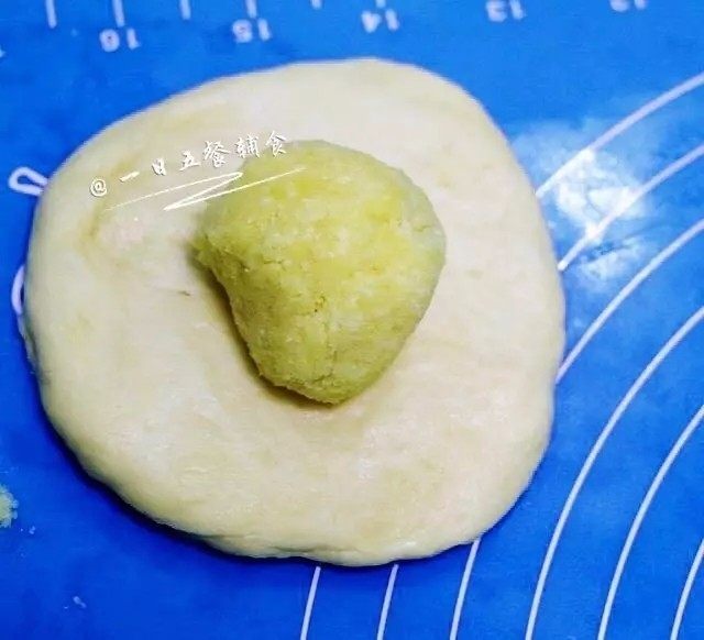 心形椰蓉面包,取一份面团擀开成圆形,包入椰蓉馅,收口处捏紧