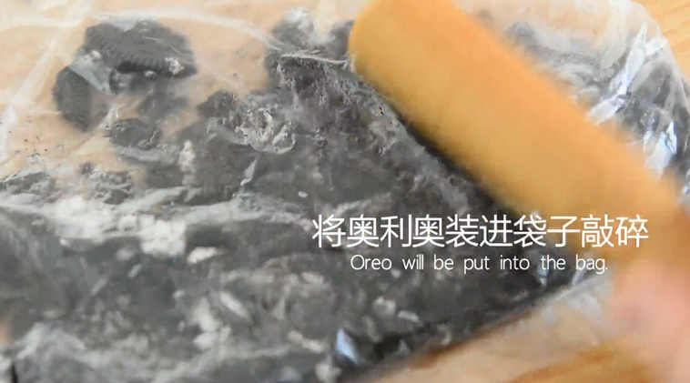 夏天自制麦旋风,感受无限续杯的幸福体验!,将奥利啊装进袋子敲碎