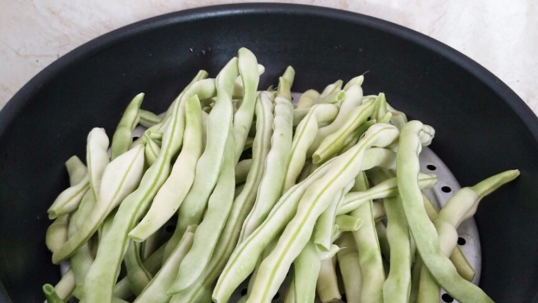 四季豆肉包子,<a style='color:red;display:inline-block;' href='/shicai/ 69'>四季豆</a>去掉丝,放入蒸锅中蒸透。
