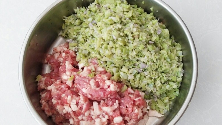 四季豆肉包子,<a style='color:red;display:inline-block;' href='/shicai/ 414'>猪肉</a>剁碎,四季豆剁碎。