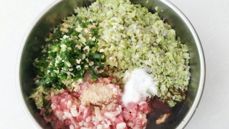 四季豆肉包子,所有的调料放入馅中,葱,姜水全部放入,顺时针搅拌。