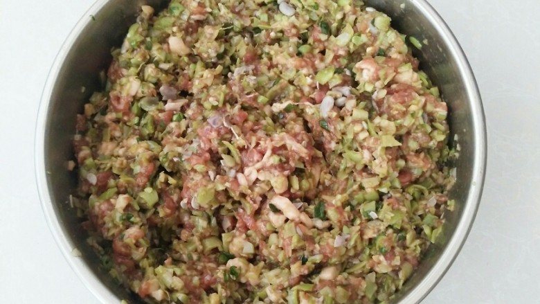 四季豆肉包子,搅好的馅,最后放油在拌匀。
