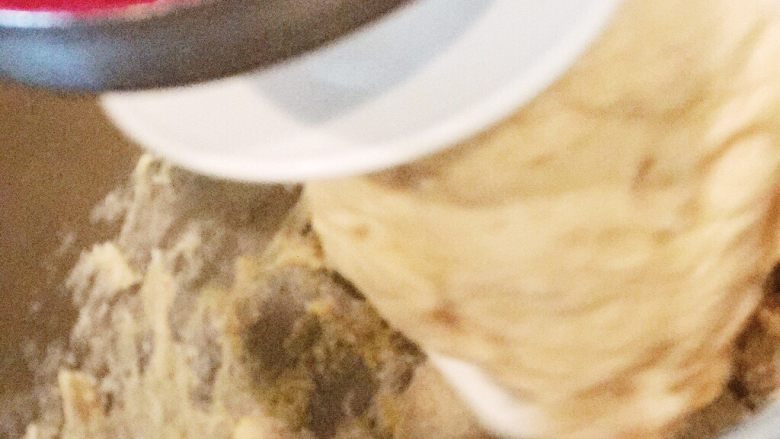 Kugelhopf咕咚霍夫蛋糕,加室温软化了的黄油,继续,搅拌钩上,慢速,直到钵壁光滑,面团紧紧抱团在搅拌钩上。嗯,谢谢我的小红(我的厨房机是红色的故此得名)。这个过程还真花了些时间,大概需要10分钟的样子。