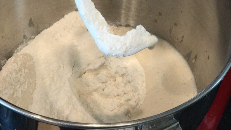 Kugelhopf咕咚霍夫蛋糕,叮叮!15分钟到,把其余的面粉、糖和盐倒入厨房机的钵,搅拌钩,慢速,拌匀;