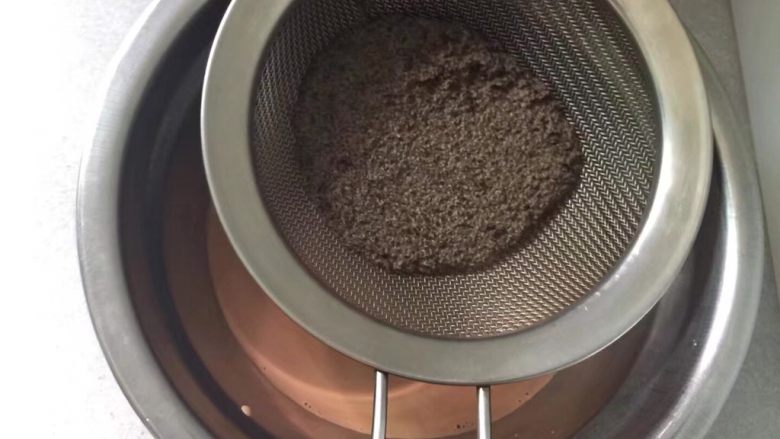伯爵QQ麻薯芝士撻,將伯爵牛奶過篩 伯爵茶葉去掉