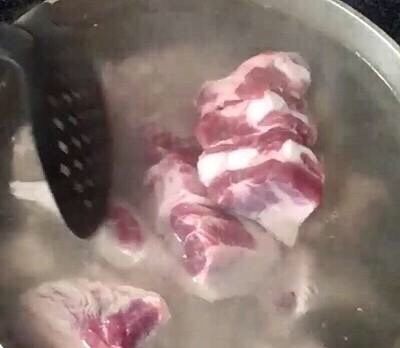 红烧排骨,烧开水，将排骨放入煮开去浮沫，沥干放在盘中待用