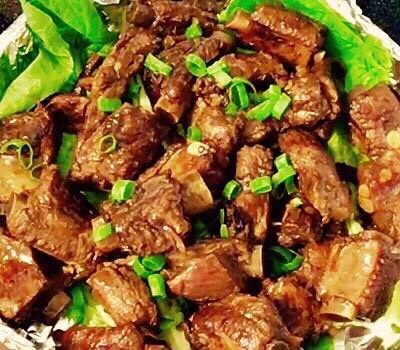 红烧排骨,再将排骨放入，撒上葱花装饰。新鲜出炉了！

