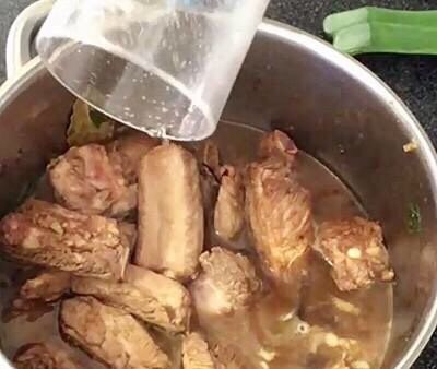 红烧排骨,加入高汤至差不多盖上排骨但没有没过排骨。烧开，转中火煮20分钟左右
