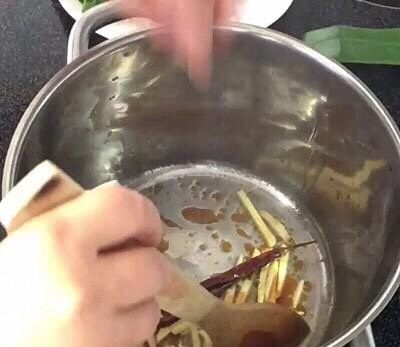 红烧排骨,加入姜丝，八角和干辣椒，黑豆酱或黄豆酱翻炒