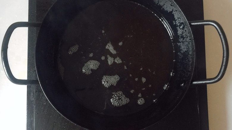 锅包肉——这一大盘肉,拴着东北人一生的情节!
,所有肉都炸好后,继续加热锅中的油,油温达到8成热(油温约220度左右,这时候冒白烟喽);