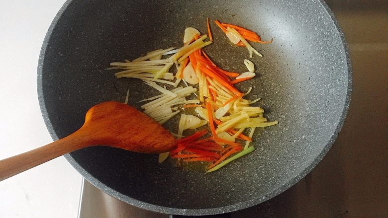 锅包肉——这一大盘肉,拴着东北人一生的情节!
,锅里倒少许油,下姜丝、胡萝卜丝、大葱丝和蒜片炒香;