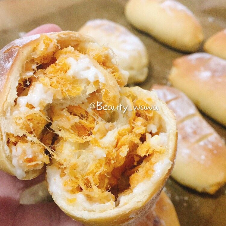 肉松控的最爱—肉松面包,每个人的烤箱不同,烤制的温度和时间也各不相同,我的烤箱温度和时间仅供参考。面包烤的时候最好还是稍微盯一下,如果发现温度过高或过低好及时调整,表面不要上色太深,会影响外观。