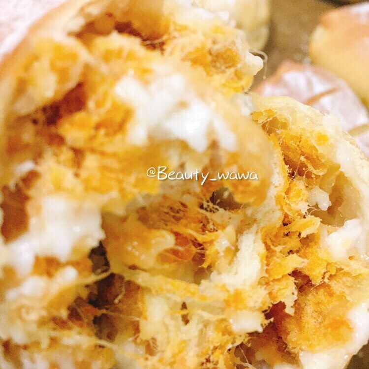 肉松控的最爱—肉松面包,烤熟的面包看上去会更坚挺有型,颜色也会变深一些,确定烤好后就可以取出晾凉了。我是趁热开吃的!掰开一个看看,是不是超有食欲?