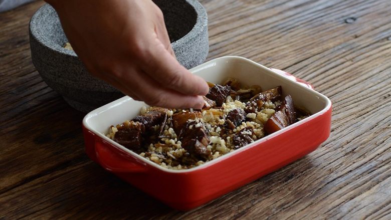 梅菜小肉芝士焗饭,撒在表面上