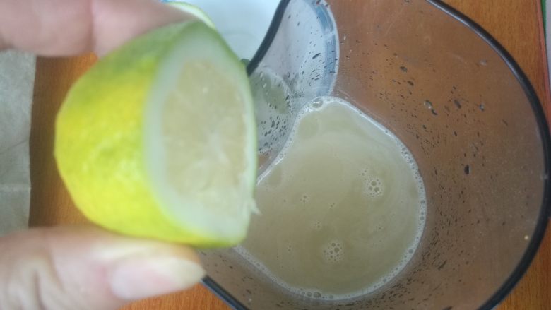 青柠梨汁,榨好的梨汁,再挤入一半柠檬汁,搅拌均匀。